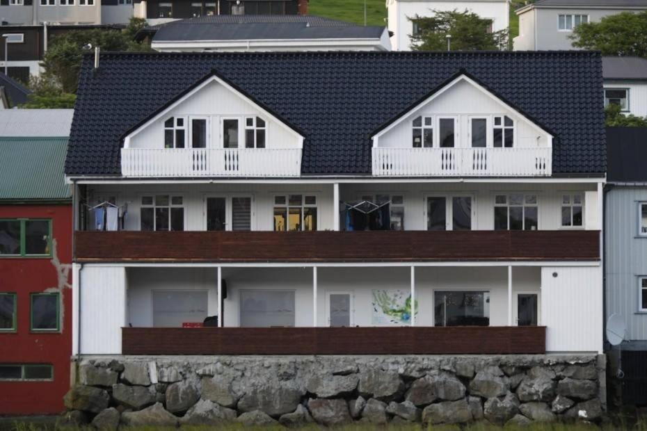 Spacious City Center Home By The Sea Klaksvík Kültér fotó
