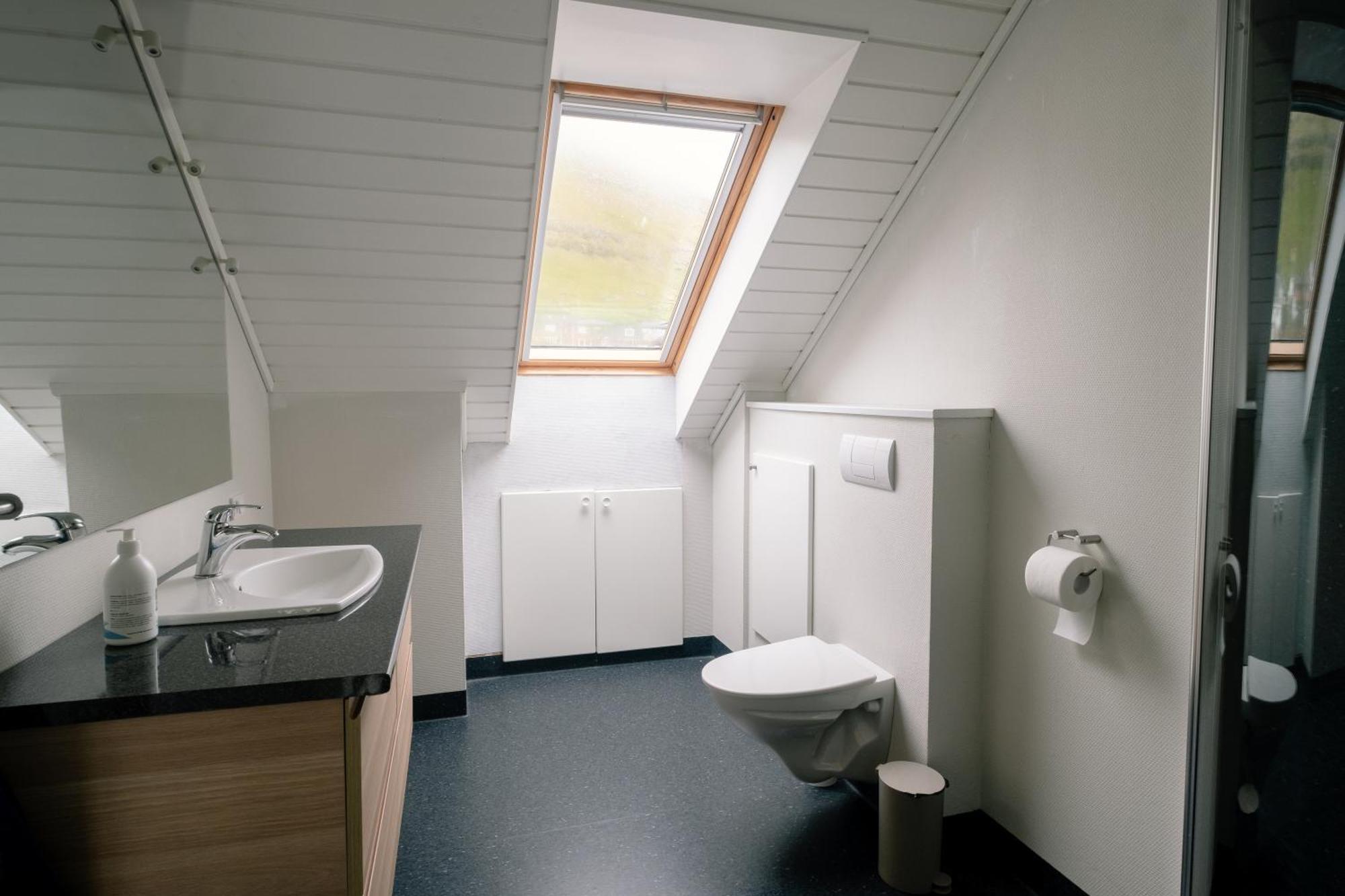 Spacious City Center Home By The Sea Klaksvík Kültér fotó
