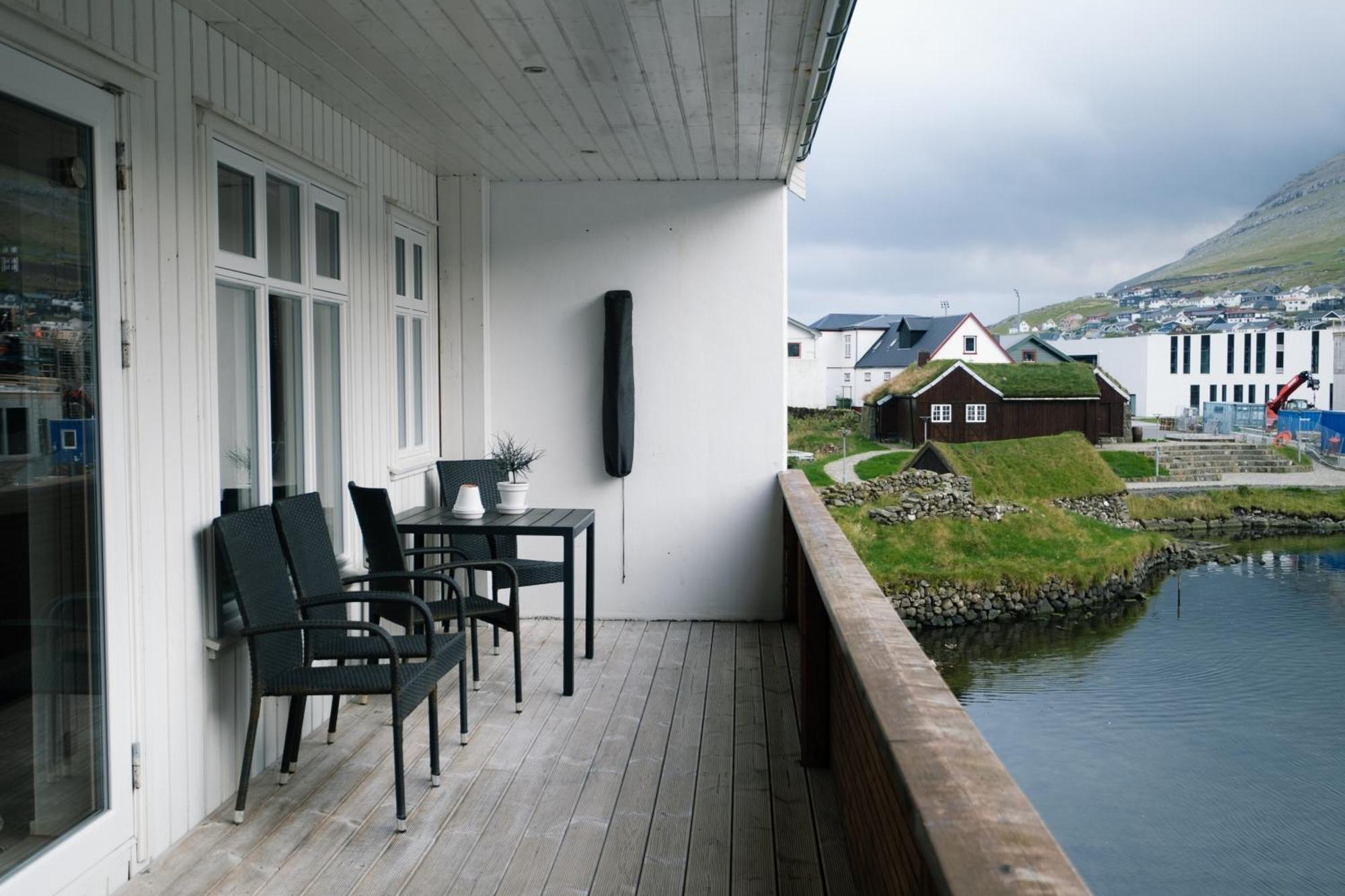 Spacious City Center Home By The Sea Klaksvík Kültér fotó